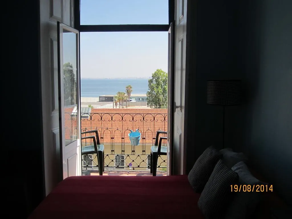 Alojamento de Acomodação e Pequeno-almoço Guesthouse Beira Mar Lisboa Portugal
